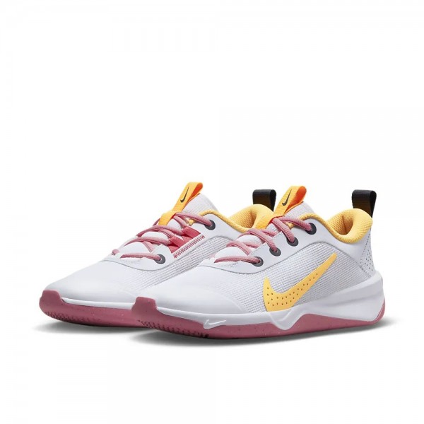 Nike Omni Multi-Court Hallenschuhe Kinder weiß coral gelb